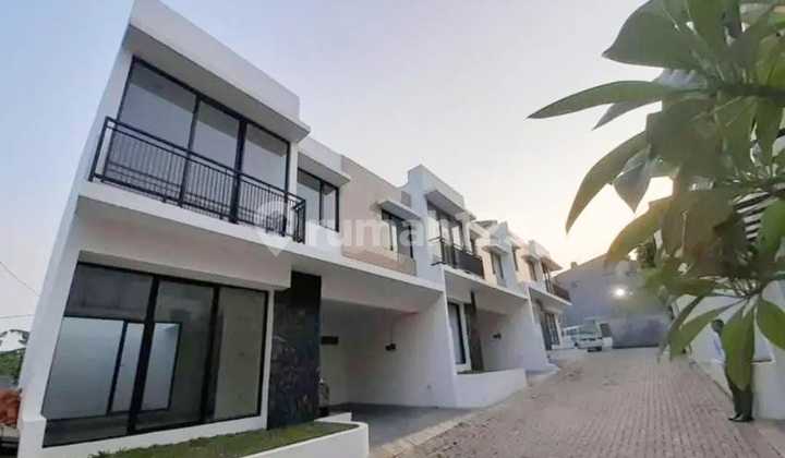 Strategic House in Jagakarsa, near the toll road, station, also easy to go anywhere. 2