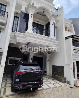 Rumah Classic Modern Mewah 3 Lantai Strategis di Jagakarsa