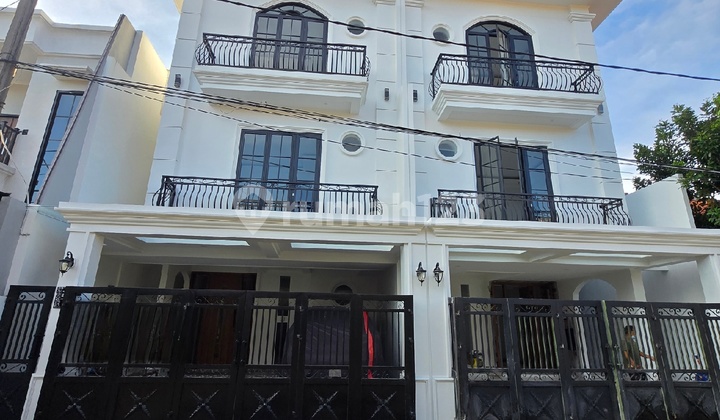 Modern 3-Story Residence, 4+1 Bedrooms in Cinere 2