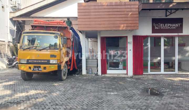 Disewa Gudang Luas Pinggir Jl Raya di Ciouta Kebayiran Lama Jakarta Selatan. Disewa Gudang Luas Pinggir Jl Raya di Ciouta Kebayiran Lama Jakarta Selatan.
