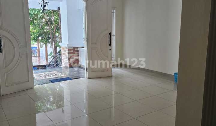House for Rent in Tebet! Strategic Location, Close to the City Center. Complete Facilities, Easy Access to Public Transportation. Contact Us for More Information!