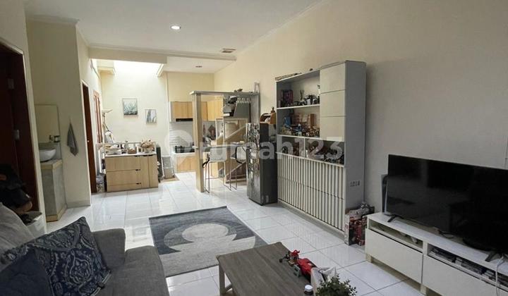 Rumah Furnished, Dekat dengan Akses Toll dan Pusat Perbelanjaan (1km ke Toll Jorr Jatiasih, 3km ke Mall Grand Galaxy Park, 5km ke Pakuwon Mall, dan 9km ke Summarecon Mall Bekasi)