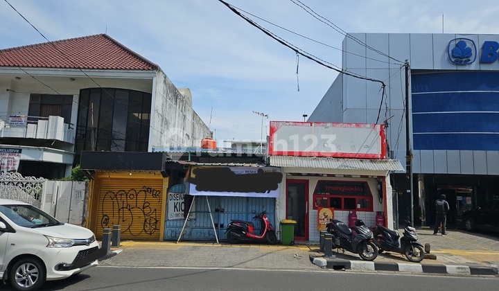 Cheap Second-Hand House Plus 2 Kiosks on the Side of Tanjung Duren Main Road