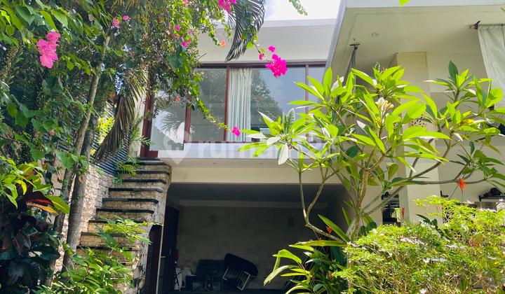 Modern 3-Bedroom Villa with Swimming Pool - Spacious Building, Serene Location Near City &amp; 30 Minutes to Medewi