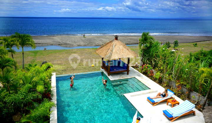 Villa Beachfront Eksklusif 1.400 M² di Melaya - Private Boathouse, Properti Langka di Bali Barat