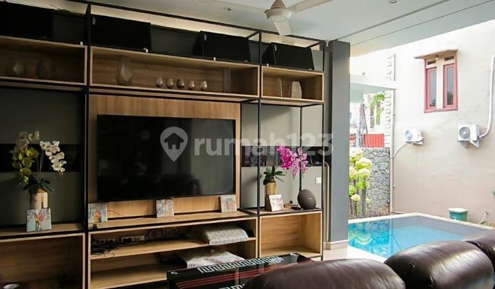 House with Swimming Pool in Cimaggis Depok