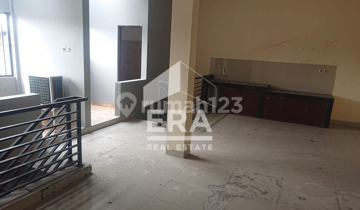 Sell Fast! Roadside Shop House in Bekasi - Can Be Divided into 2 Units, Double Income Potential! 2