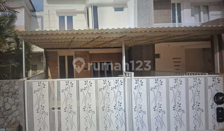 Quick Sale: Elegant 2-Storey West-Facing Home with 4 Bedrooms