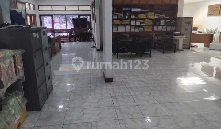 Rumah Lama Halaman Luas Sangat Strategi Dipinggir Jalan Raya Tebet, Jakarta Selatan