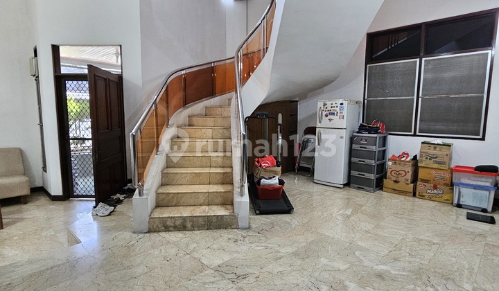 Rumah Cantik Nyaman dan Strategis di Kawasan Elite Intercon - Jakarta Barat