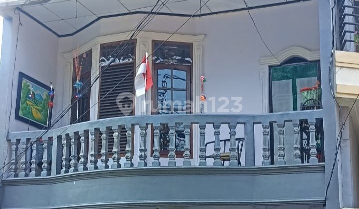 Jual Cepat! Rumah Siap Huni 3 Lantai di Johar Baru - Jakarta Pusat Dijual Rumah - Lokasi di Johar Baru Utara, Jakarta Pusat. - Rumah 3 Tingkat Luas Tanah 50 Meter Sdh SHM - Lt.1 : 1 Kt, 1 Km dan Dapur - lt. 2 : 3 Kt dan 1 Km - lt. 3 : 2 Kt dan 1 Km Total 