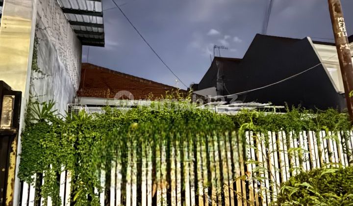 For Sale Large House in Manyar Suitable for Business and Boarding Houses 2