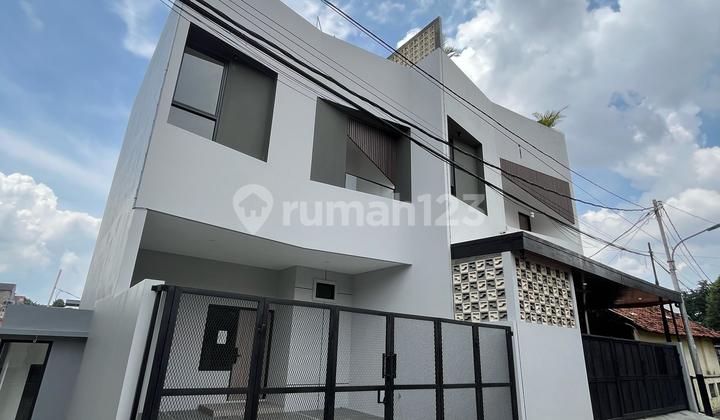 Rumah 3 Lantai (rooftop), Dalam Cluster Exlusive Strategis, Shm