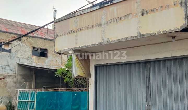 For sale cash only, one plot of land with a total area of 324 m2 including buildings in Kalideres, West Jakarta Administrative City.