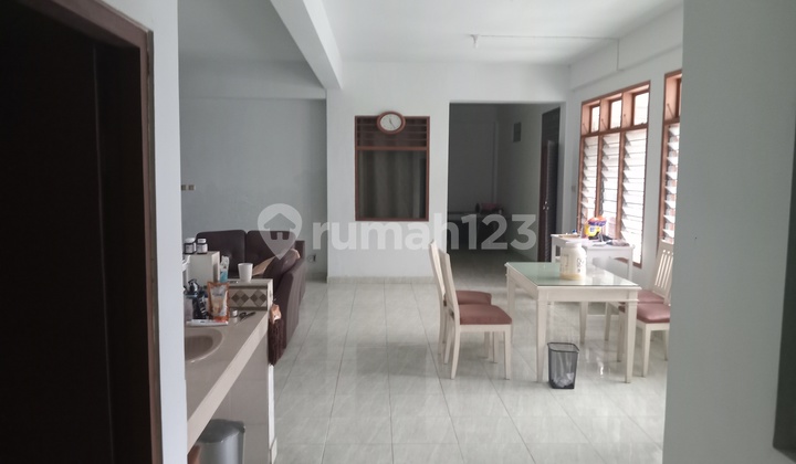 Hunian Modern 3 Lantai dengan Toko di Jl. Gunung Agung