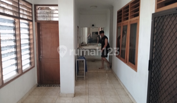 Hunian Modern 3 Lantai dengan Toko di Jl. Gunung Agung 2