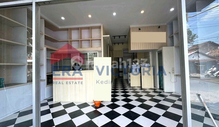 For Rent, Nice Shop House on Busy Street. 2