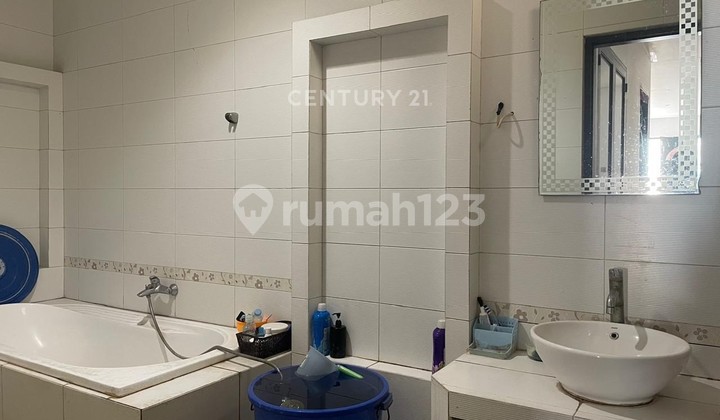 Queen Tama 3-Storey House Ready to Occupy Directly on Main Road 2