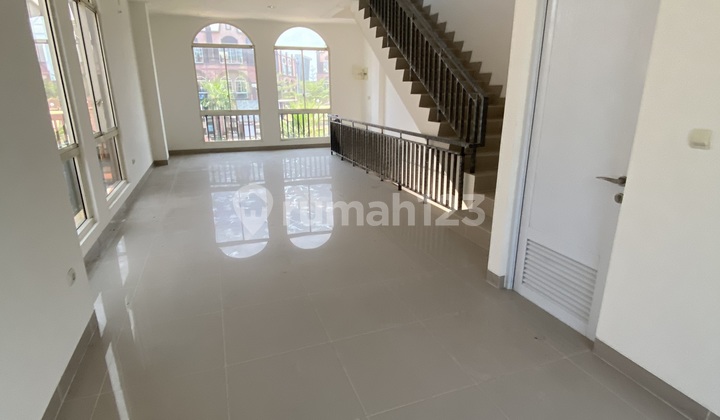 Disewa Ruko Belanda Pik 2 La Riviera Hoek Lokasi Strategis Uk. 4.5X12m2 Kosongan Hadap Danau + Taman (Siap Pakai !!)