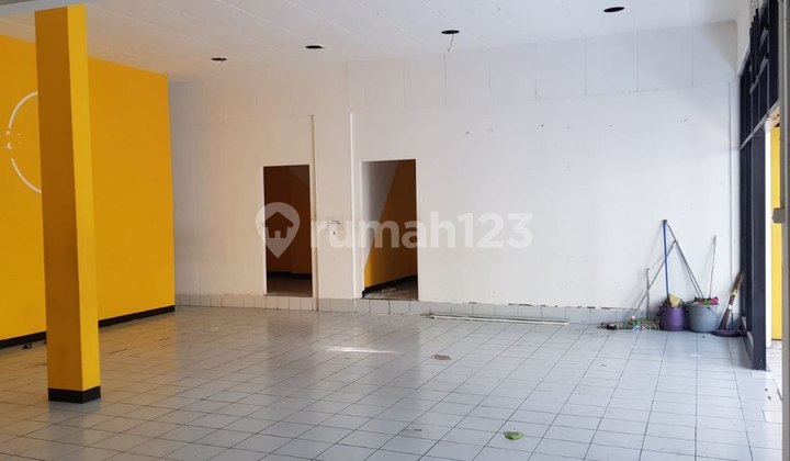 Ready-to-occupy shop-house in the city center on Gatot Subroto Mainroad