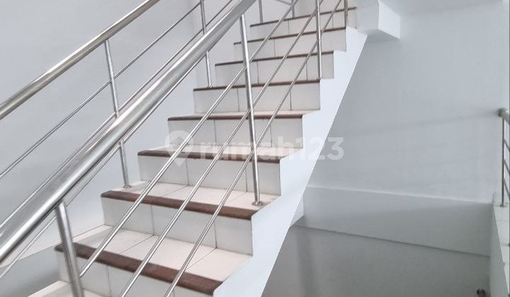 For Rent 3-Story Shophouse in Surya Sumantri Yan 2