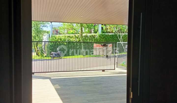 Rumah Modern dengan Pemandangan Pegunungan di Sentul City 2