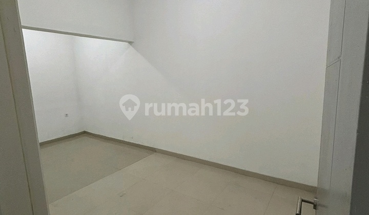 For Quick Sale: Fully Renovated 2-Story Green Mansion House. 2