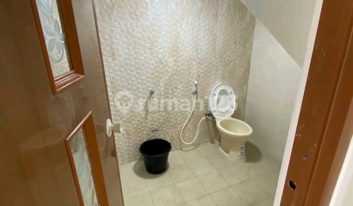 Disewakan rumah baru 2 lantai Raden Patah dekat Gajahmada 2