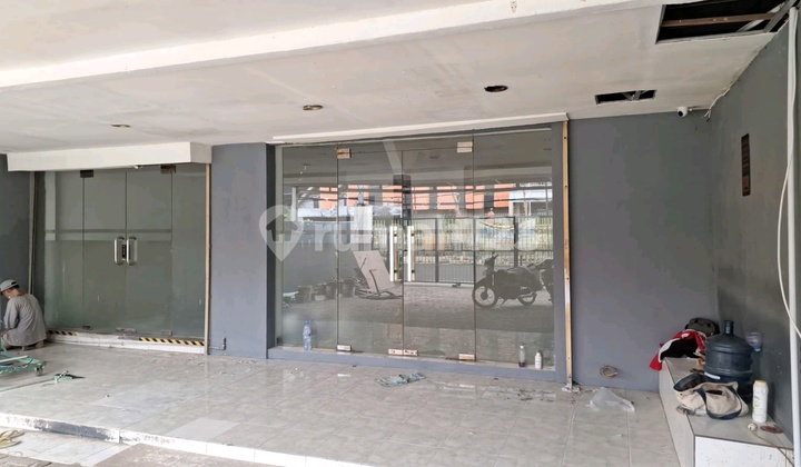 Strategic Kartini Surabaya Shop House for Rent, Perfect for Your Business 2