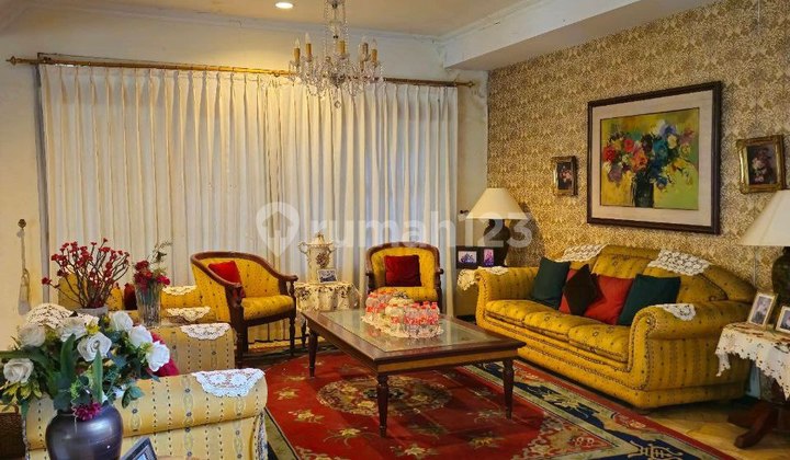 Rumah Klasik Luas di Cinere dengan Taman Besar Siap Huni