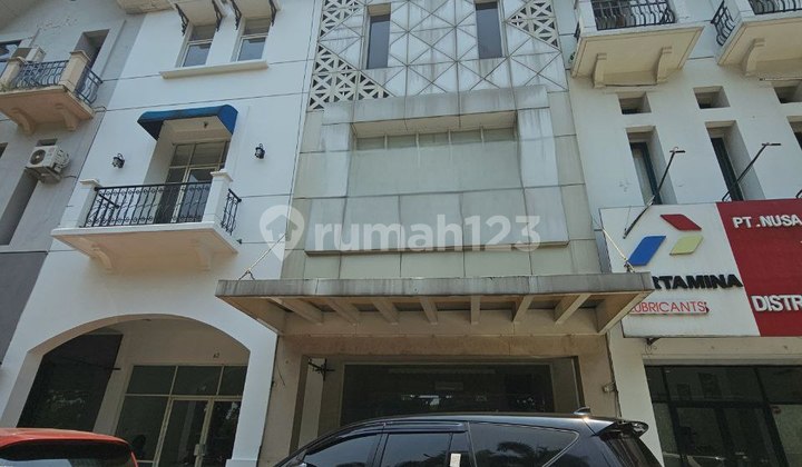 3.5-Story Strategic Shop House for Sale in Pondok Indah Area 3.5-Story Strategic Shop House for Sale in Pondok Indah Area