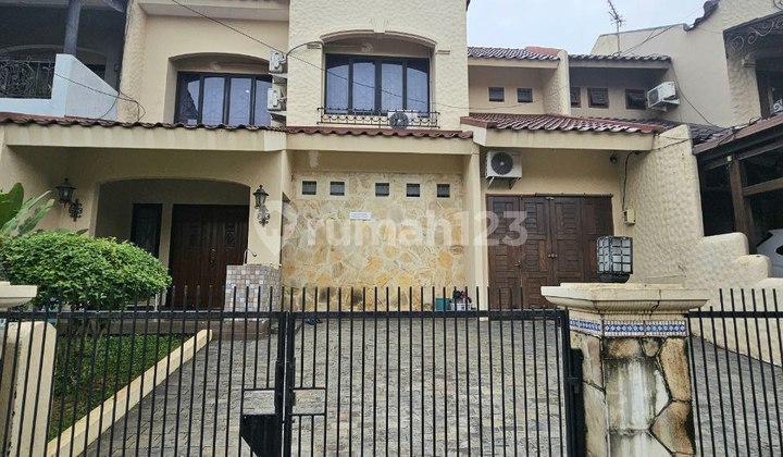 Ready-to-Occupy House in Cinere Near Antasari Toll Road Ready-to-Occupy House in Cinere Near Antasari Toll Road