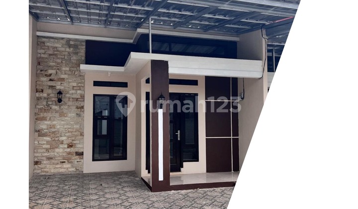 Minimalist House With Access Close to Shopping Center Minimalist House With Access Close to Shopping Center