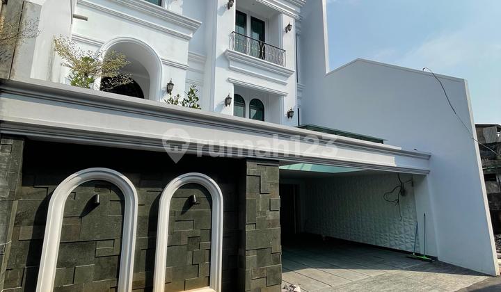 Rumah 3 lantai di Cilandak, Jakarta Selatan.