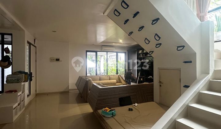Rumah Hook 2 Lantai di Ulujami, Jakarta Selatan. 2