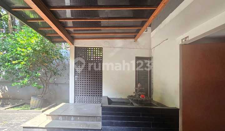 Rumah hook 3 lantai di Cipete, Jakarta Selatan.