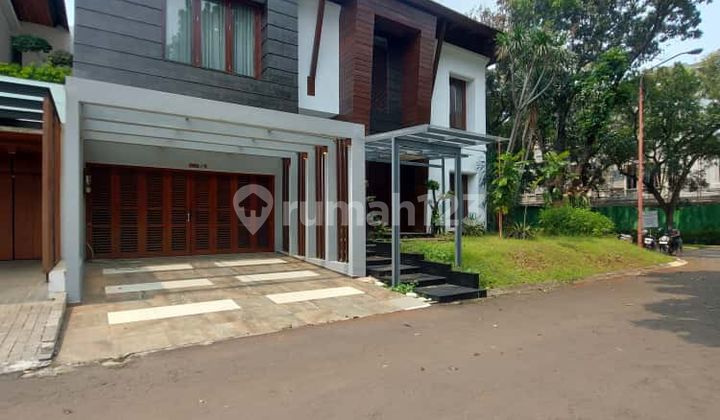 Rumah hook 2 lantai di Bintaro, Tangerang Selatan.