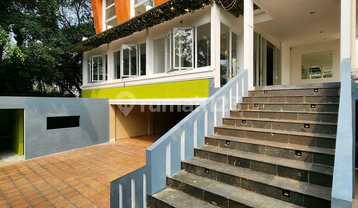 Rumah Hook 2 Lantai di Pondok Indah, Jakarta Selatan.