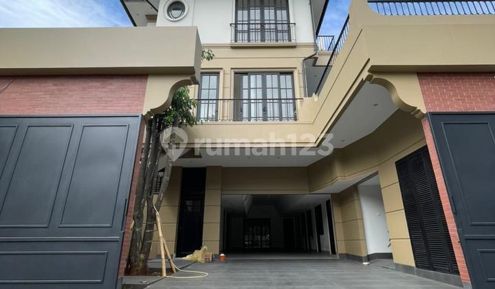 Rumah 4 lantai di Kebayoran Baru, Jakarta Selatan.