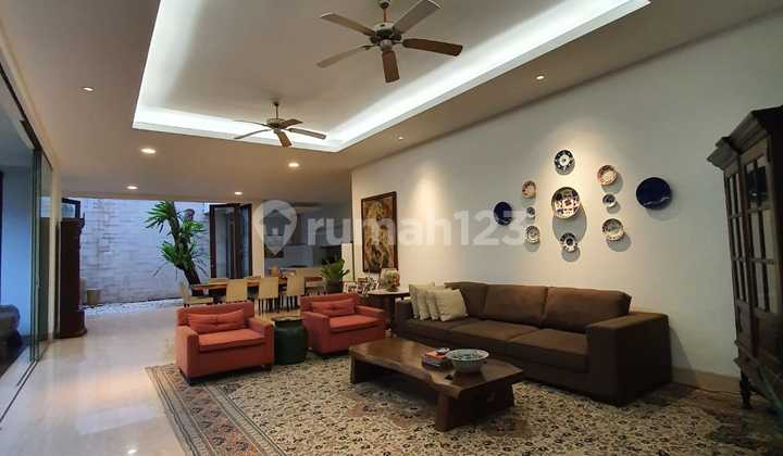 Rumah 3 lantai di Kemang, Jakarta Selatan.