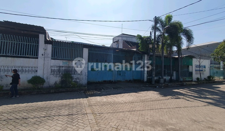 Translates to: For Sale: Warehouse in City Center