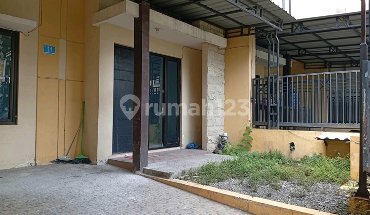 For Lease and Sale, Palm Residence House