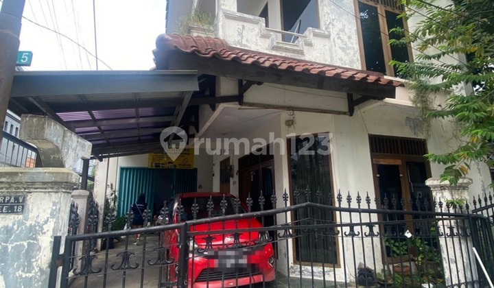 Murah !! Dijual Rumah 2 Lantai Luas Posisi Hook Cocok untuk Kost-Kostan