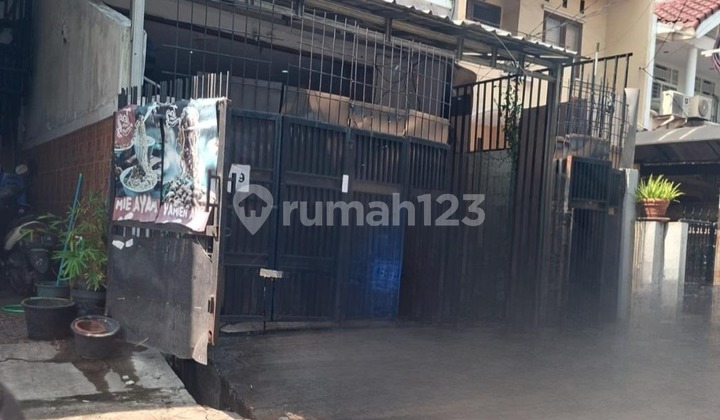 Murah !! Dijual Ruko 2,5 Lantai Lokasi Strategis di Jalanan yang Hidup