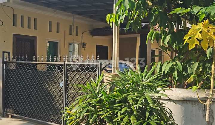 FOR QUICK SALE HOUSE ON JL. TARIAN RAYA BARAT IN A HOOK POSITION