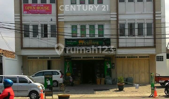Adjacent Shophouses in Otista. Tegallega Area, Facing East Adjacent Shophouses in Otista. Tegallega Area, Facing East