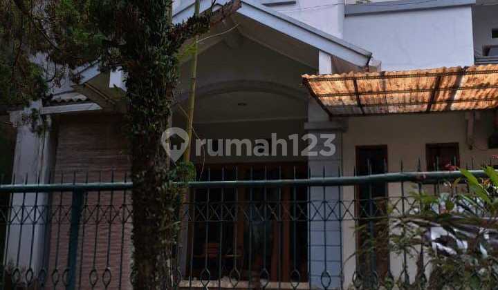 Comfortable 4-Bedroom House at an Affordable Price in Setra Duta Complex, Bandung