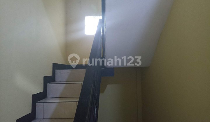 Dilelang Kos Kosan 3 Lantai ! 2