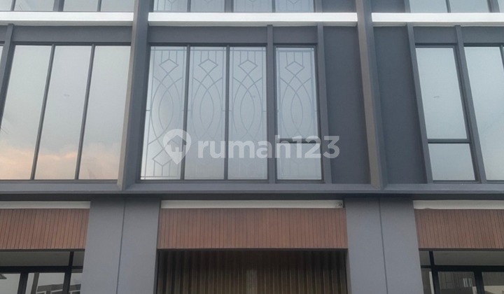 Disewakan Ruko Hampton Avenue 3 Lantai, Gading Serpong 
