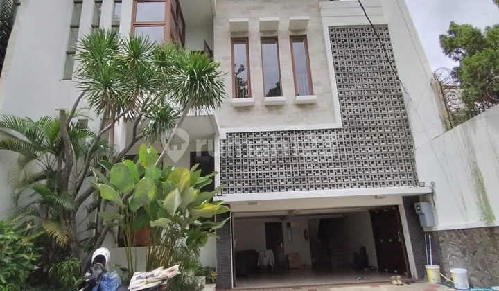 Sewa Kemang - Rumah Mewah Siap Huni dengan Private Swimming Pool di Kemang Sewa Kemang - Rumah Mewah Siap Huni dengan Private Swimming Pool di Kemang